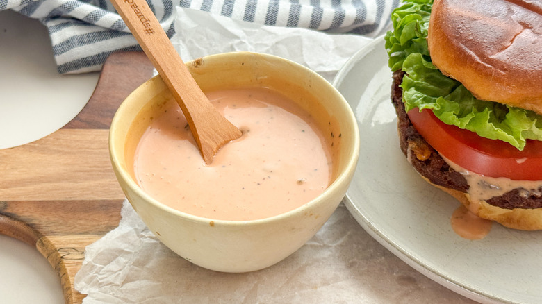 burger sauce in bowl