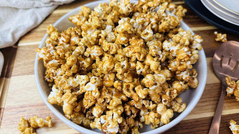 Caramel popcorn in bowl